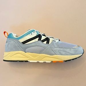 KARHU Fusion 2.0 in Jet Black / Blue Fog